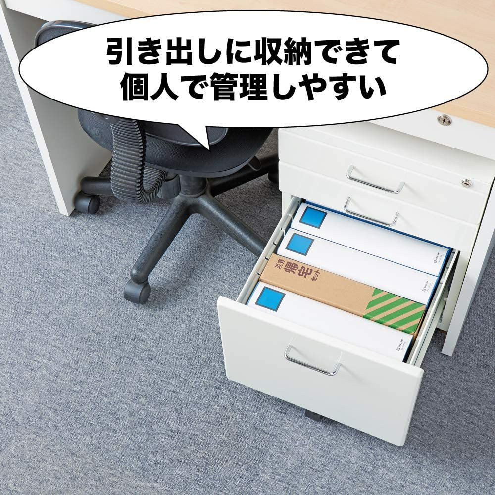 デスクの引き出しに収納している様子