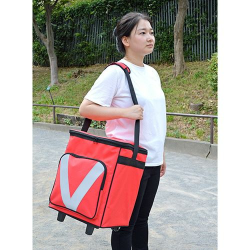 女性が中身の入ったカバンを肩にかけている様子