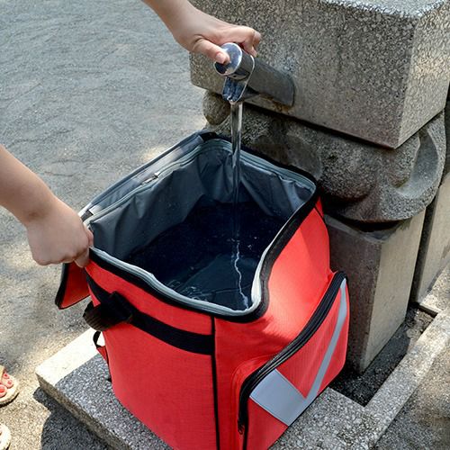 貯水タンク型のかばんに水を入れている様子