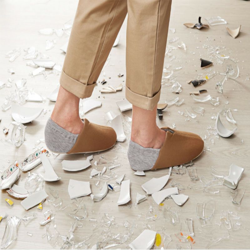 ガラス片などを踏んでいる様子