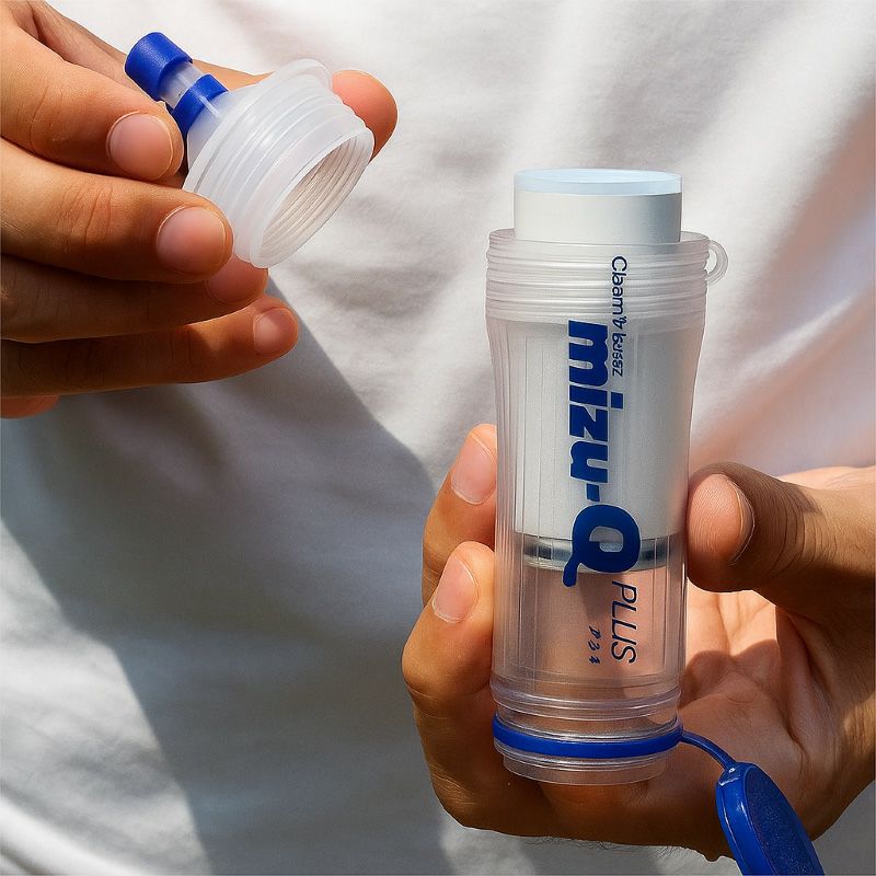 携帯型浄水器mizu-QPLUSをもってふたを外している様子