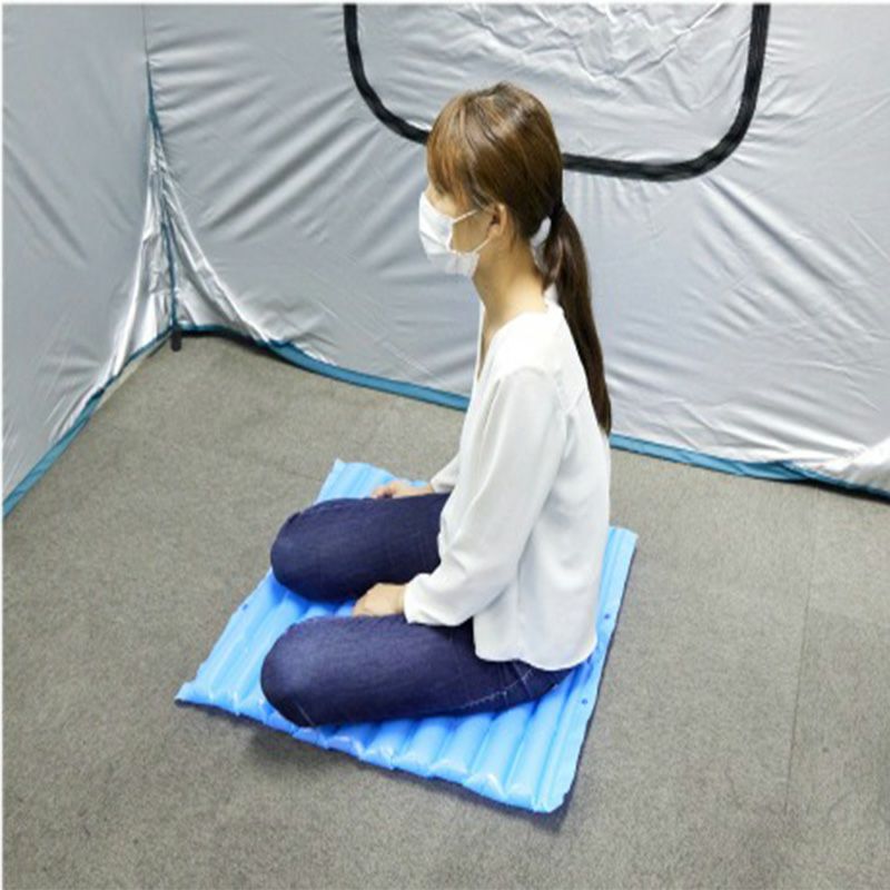 女性がエアざぶとんにして座っている様子