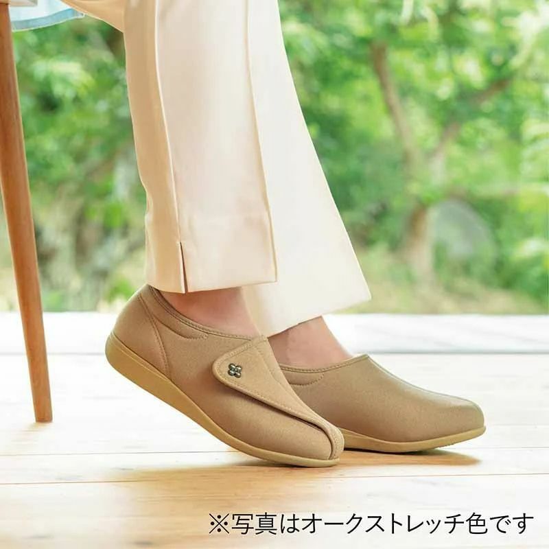 白いズボンに快歩主義オークストレッチをはいている女性の足